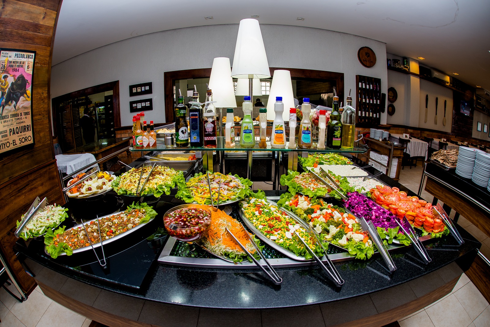 Buffet de saladas e acompanhamentos no salão da casa.