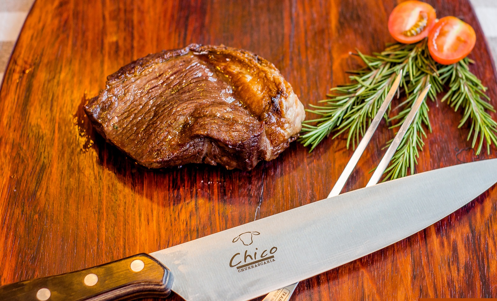 Cortes de churrasco na mesa da casa, foto do site oficial.