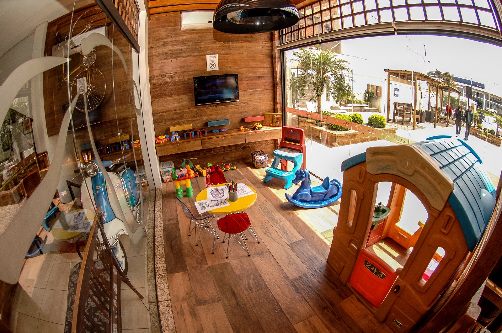 Espaço kids da casa, com brinquedos e mesa de desenho, foto do site oficial.