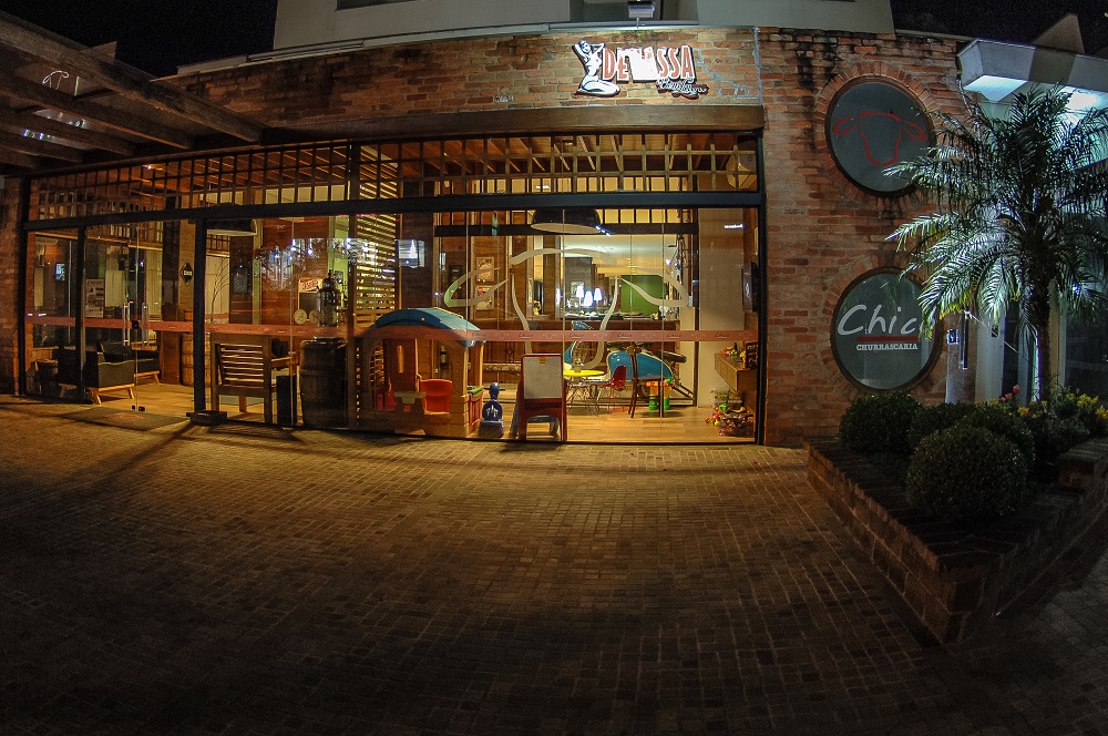 Fachada e vitrine da casa à noite, foto do site oficial de 2017. Não indica o endereço atual.